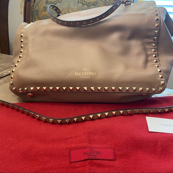 Valentino Garavani Rockstud medium tote 👜 - Picture 6 of 9
